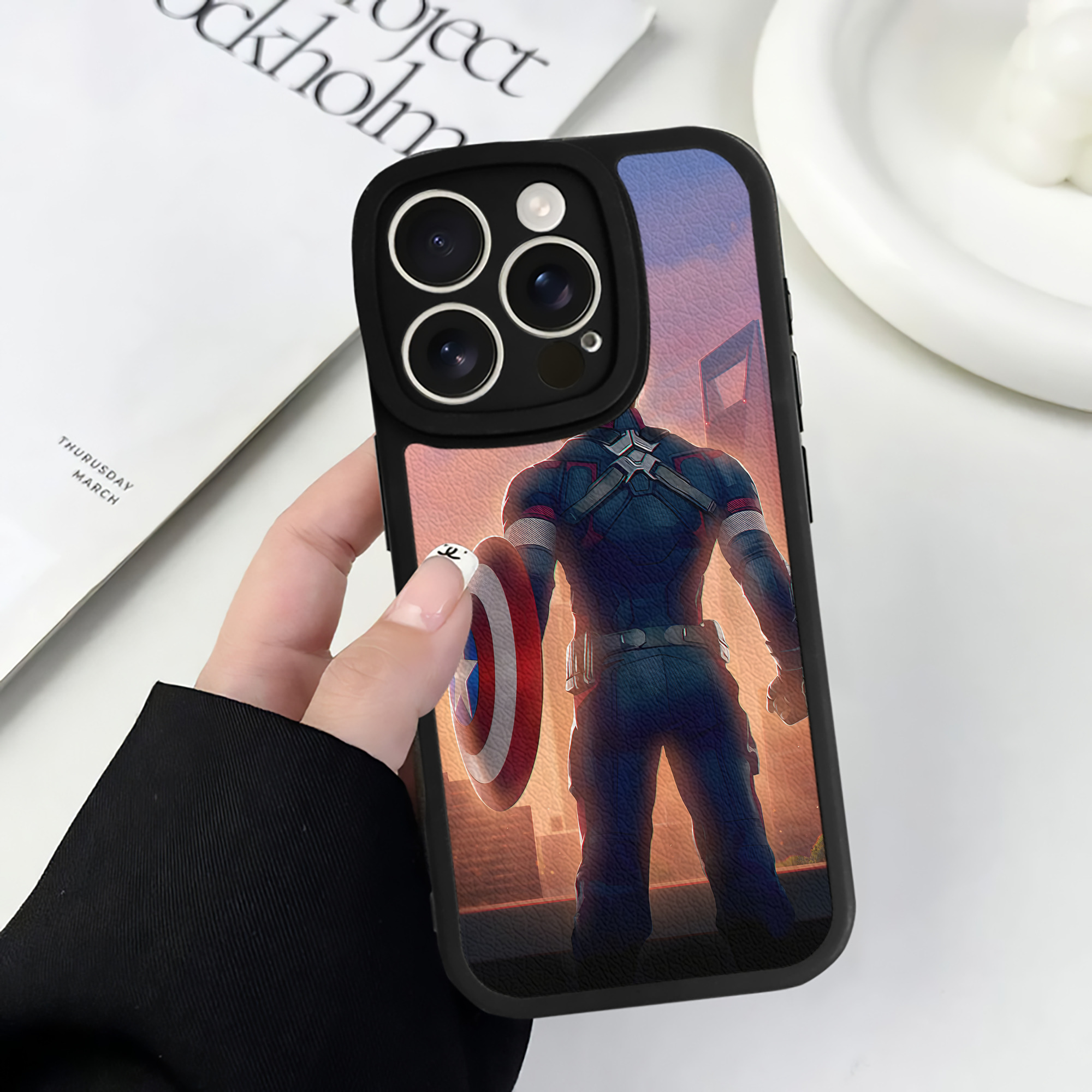 （画像用） アベンジャーズ The Avengers 【iPhone 16シリーズ対応】シリコンスマホケース（レザー調） 材質：シリコン